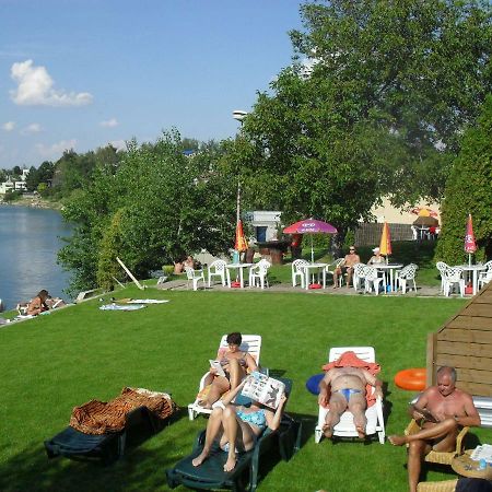 Hotel Fortuna Сенец Экстерьер фото