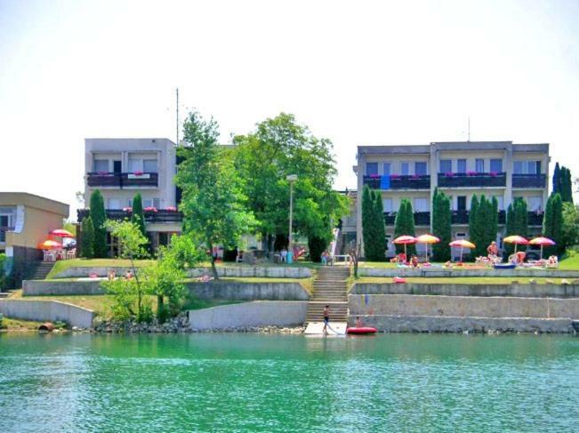 Hotel Fortuna Сенец Экстерьер фото