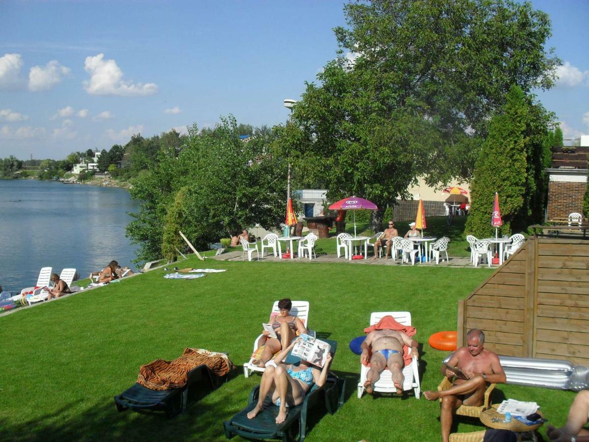 Hotel Fortuna Сенец Экстерьер фото