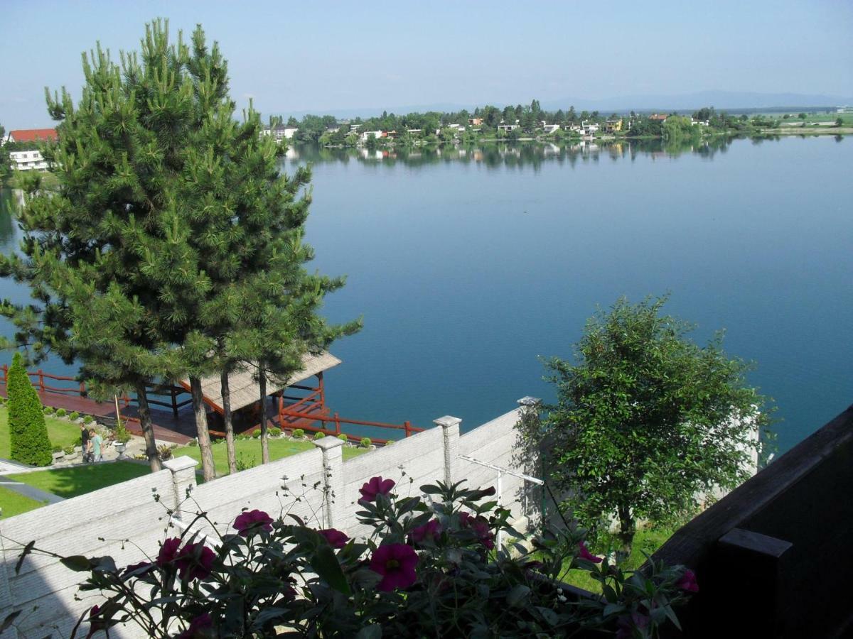 Hotel Fortuna Сенец Экстерьер фото